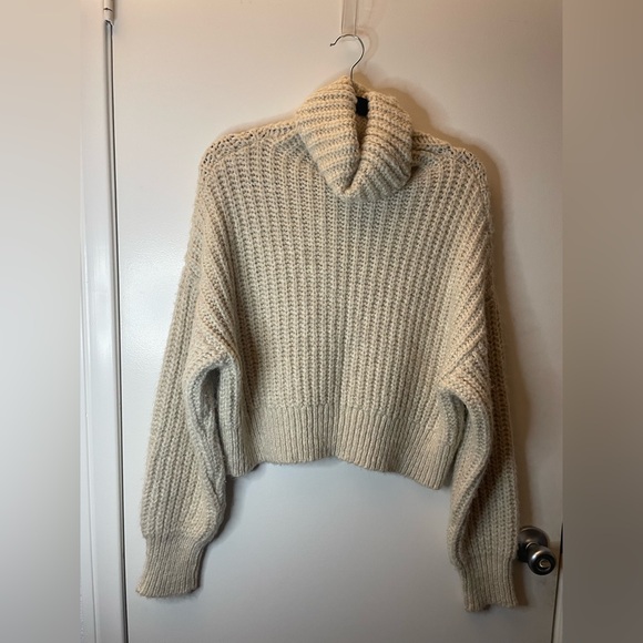 Cozy Zara Women's Cropped Cream Turtleneck Sweater - Size Small - Picture 5 of 6